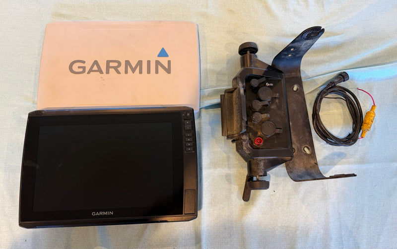 Load image into Gallery viewer, Used Garmin Echomap Ultra 126sv
