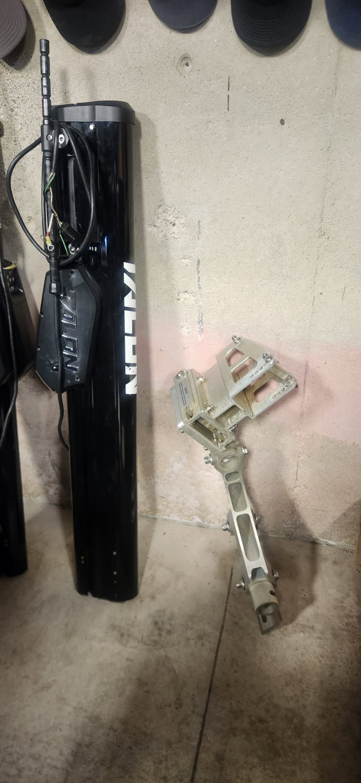 Load image into Gallery viewer, Used Pair of Minn Kota Talons 10' Black LOCAL PICKUP ONLY
